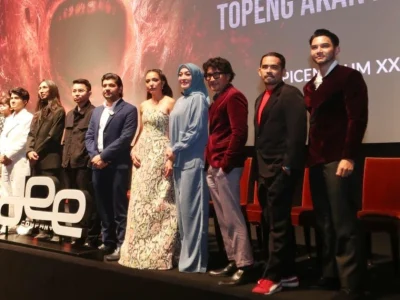 Imelda Therinne (lima dari kanan) bersama para pemain dan kru film horor 'Jembatan Shiratal Mustaqim'. (Foto: Agnes/Nyata)