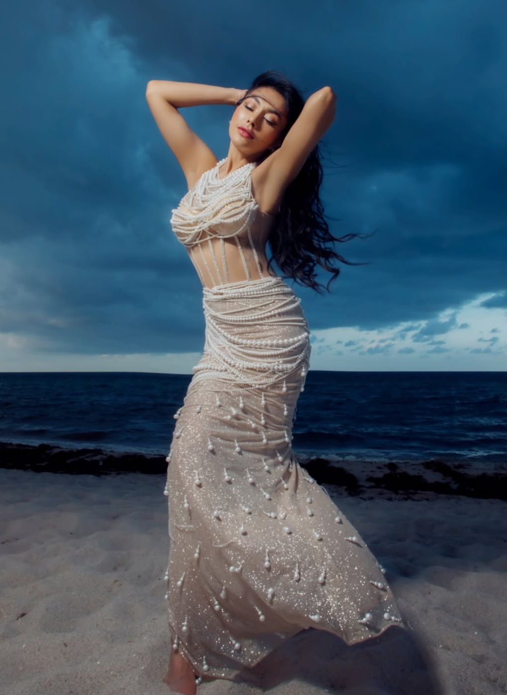 Dress bertabur mutiara. Foto: Dok. Instagram @denadaindonesia