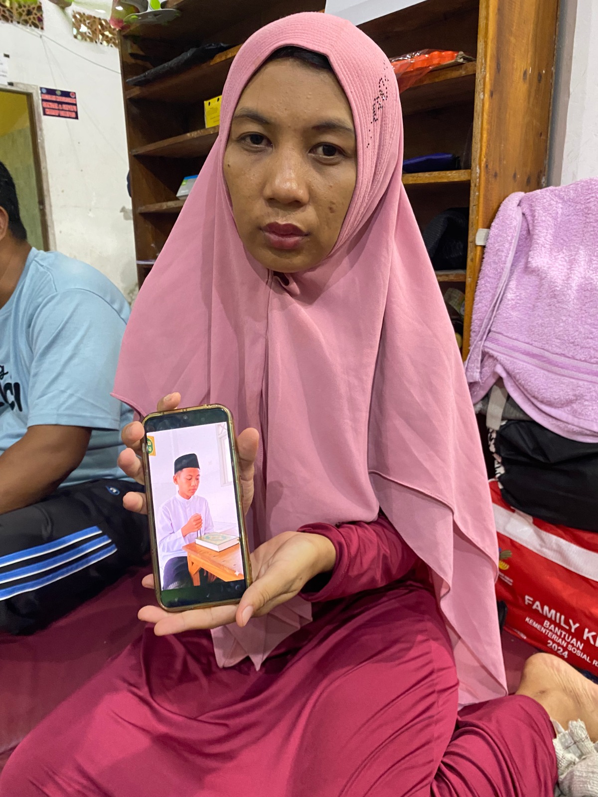 Dewi Sulistiani memperlihatkan potret putranya. Foto: Dok. Pri