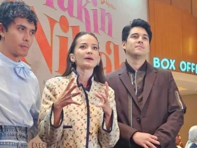 Enzy Storia (tengah) dan pemain film 'Yakin Nikah' (Foto: Nyata/Agnes)