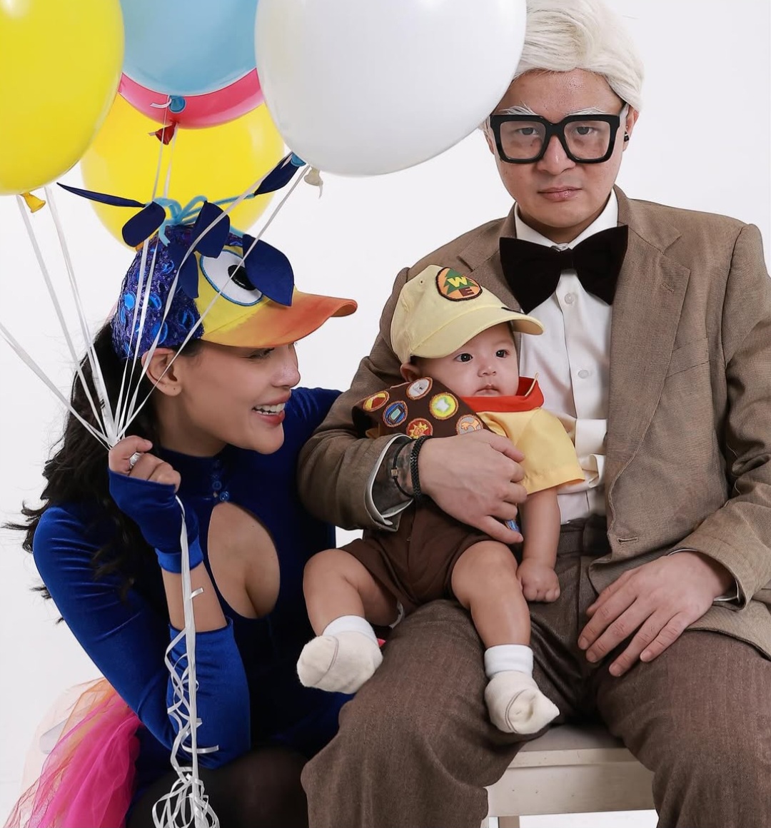 Gaya kompak Erika, DJ Bravy, dan baby Andrew. Foto: Dok. Instagram @eri.carl