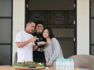 Dinda Azani dan Eza Gionino menghadiri acara syukuran produksi sinetron 'Dusta di Balik Cinta'. (Foto: Yanuar/Nyata)