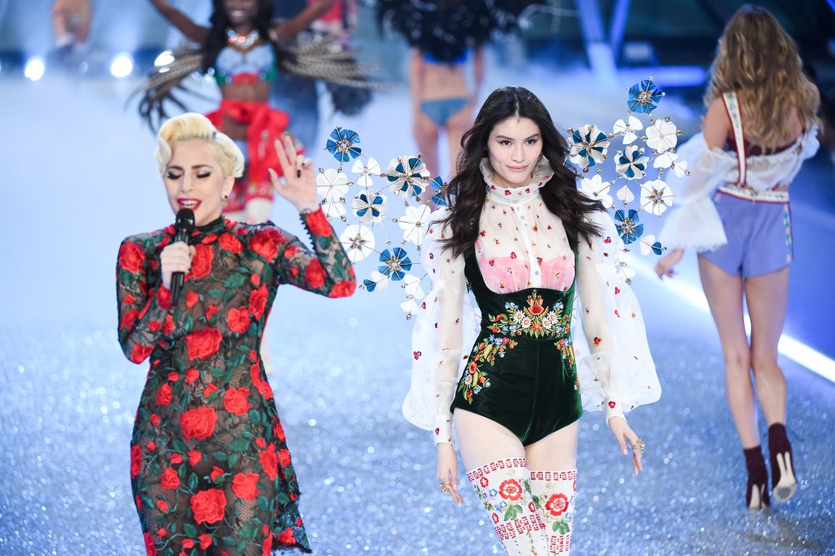 Berbagi panggung dengan Lady Gaga. Getty Images via Elle