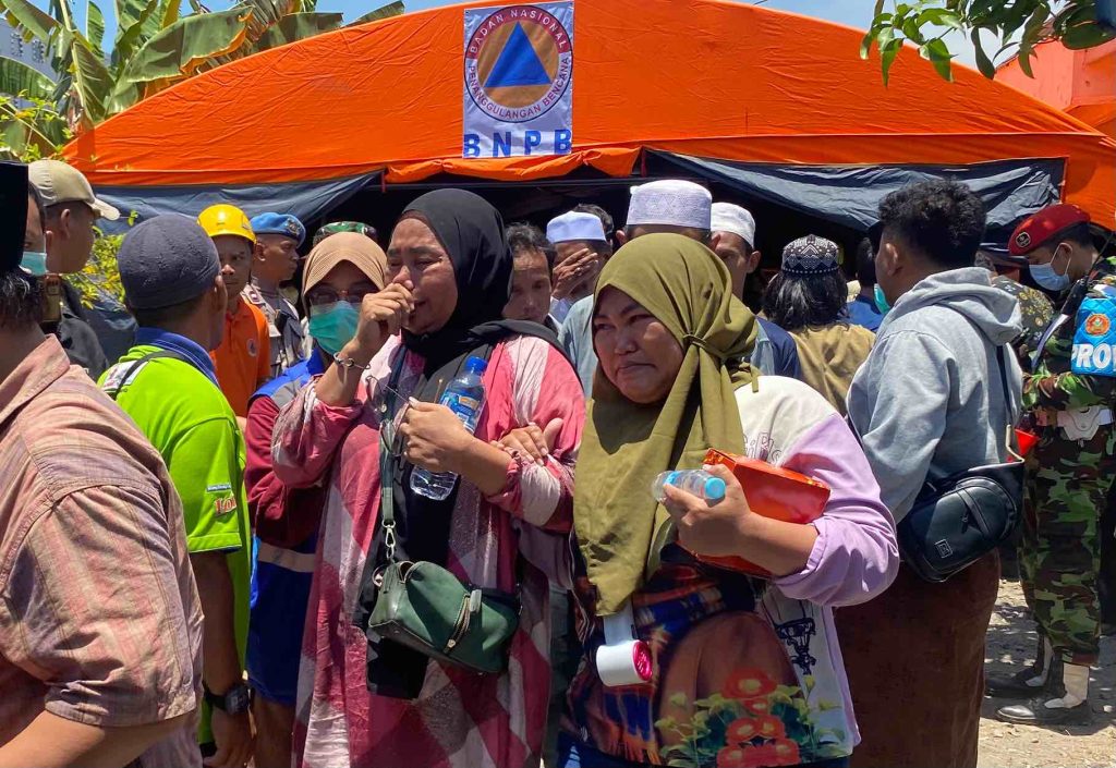Tangis orang tua santri. Foto : Azharul Hakim/Nyata