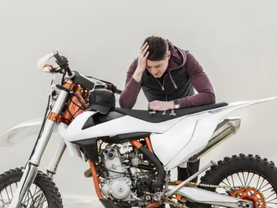 Ilustrasi kendaraan mogok atau motor brebet. (Foto: Dok. Net/Freepik)