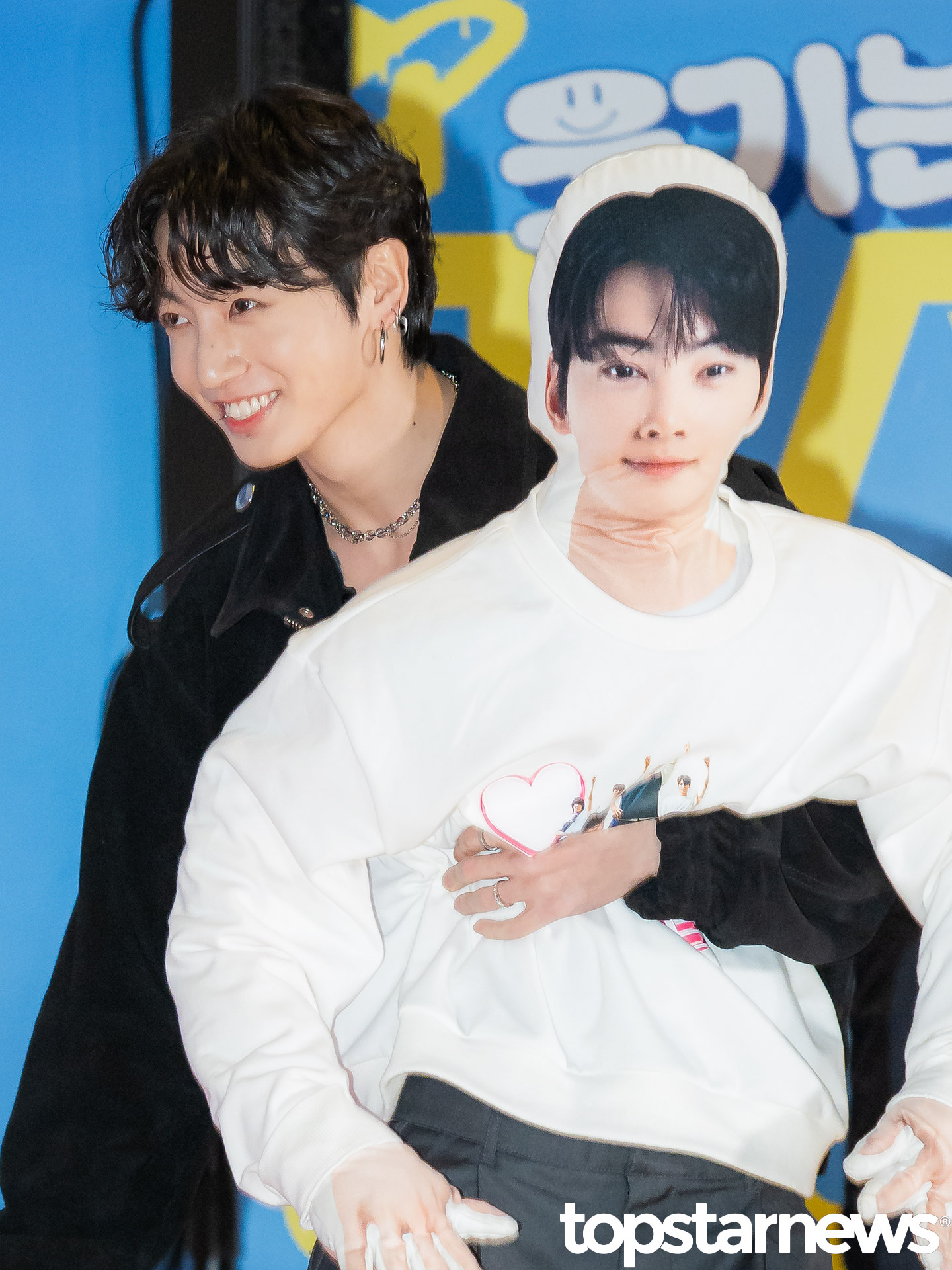 Jungkook BTS membawa boneka Eun Woo ke acara premier film. Foto: Dok. Top Star News
