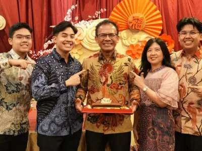 Keluarga Jerome Polin (dua dari kiri) saat merayakan ulang tahun Marojahan Sijabat (tengah) pada Februari 2025. (Foto: Instagram @jeromepolin)