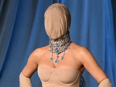 Gaya Kim Kardashian saat menghadiri Academy Museum Gala 2025. Foto: Dok. X @metgalacrave