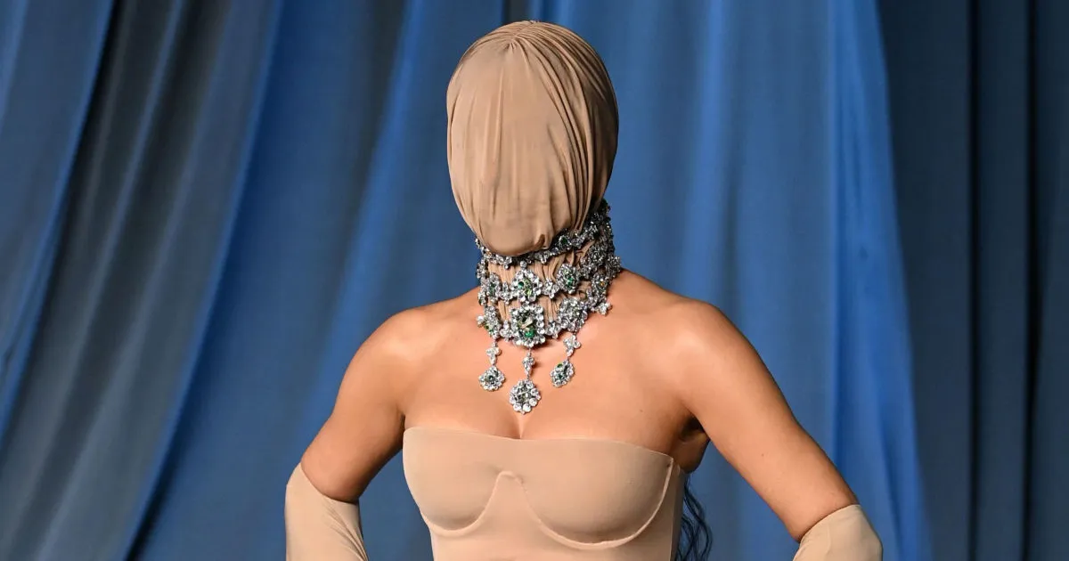 Kepala Ditutup Kain, Gaya Nyeleneh Kim Kardashian di Academy Museum Gala