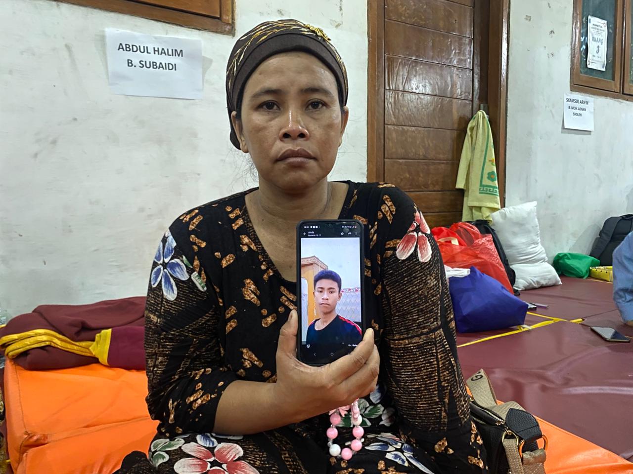 Komariah menunjukkan foto putranya. Foto: Dok. Pri