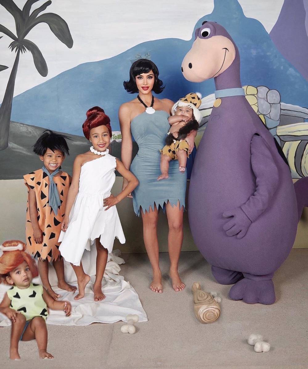 Kostum Flintstone Halloween. Foto: Dok. Instagram @kimkardashian