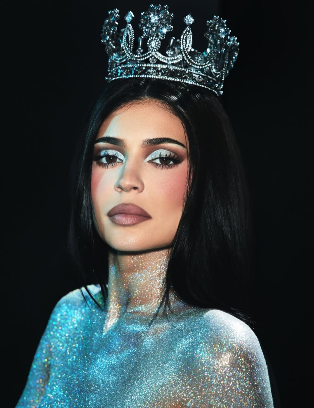 Kylie memakai mahkota dari Rinaldy Yunardi. Foto: Dok. Instagram @kyliejenner