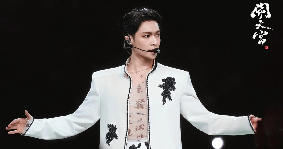 Lay EXO Gelar Konser Solo Megah, Ada Panggung Gulungan Lukisan