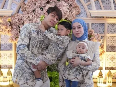 Lesti Kejora (kanan) bersama Rizky Billar dan kedua anak mereka. Fofo : Instagram/rizkybillar