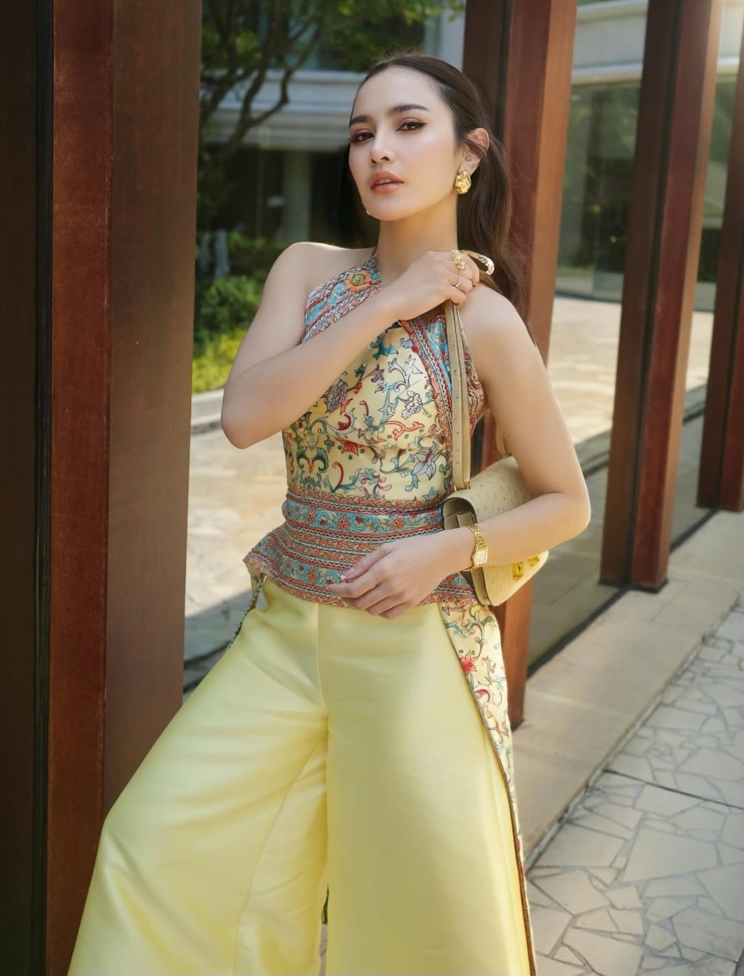 Mahalini mengenakan pakaian yang terinspirasi dari cheongsam. Foto: Dok. Instagram @mahaliniraharja