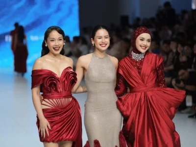 Maudy Ayunda (tengah) di Jakarta Fashion Week 2025. (Foto: Istimewa)