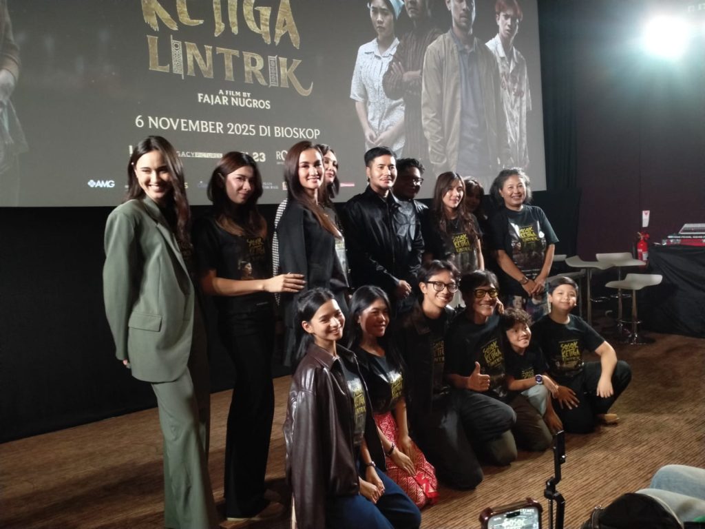 Yasmin Napper (pakai blazzer paling kiri) bersama para pemain film horor 'Sosok Ketiga: Lintrik'. (Foto: Agnes/Nyata)