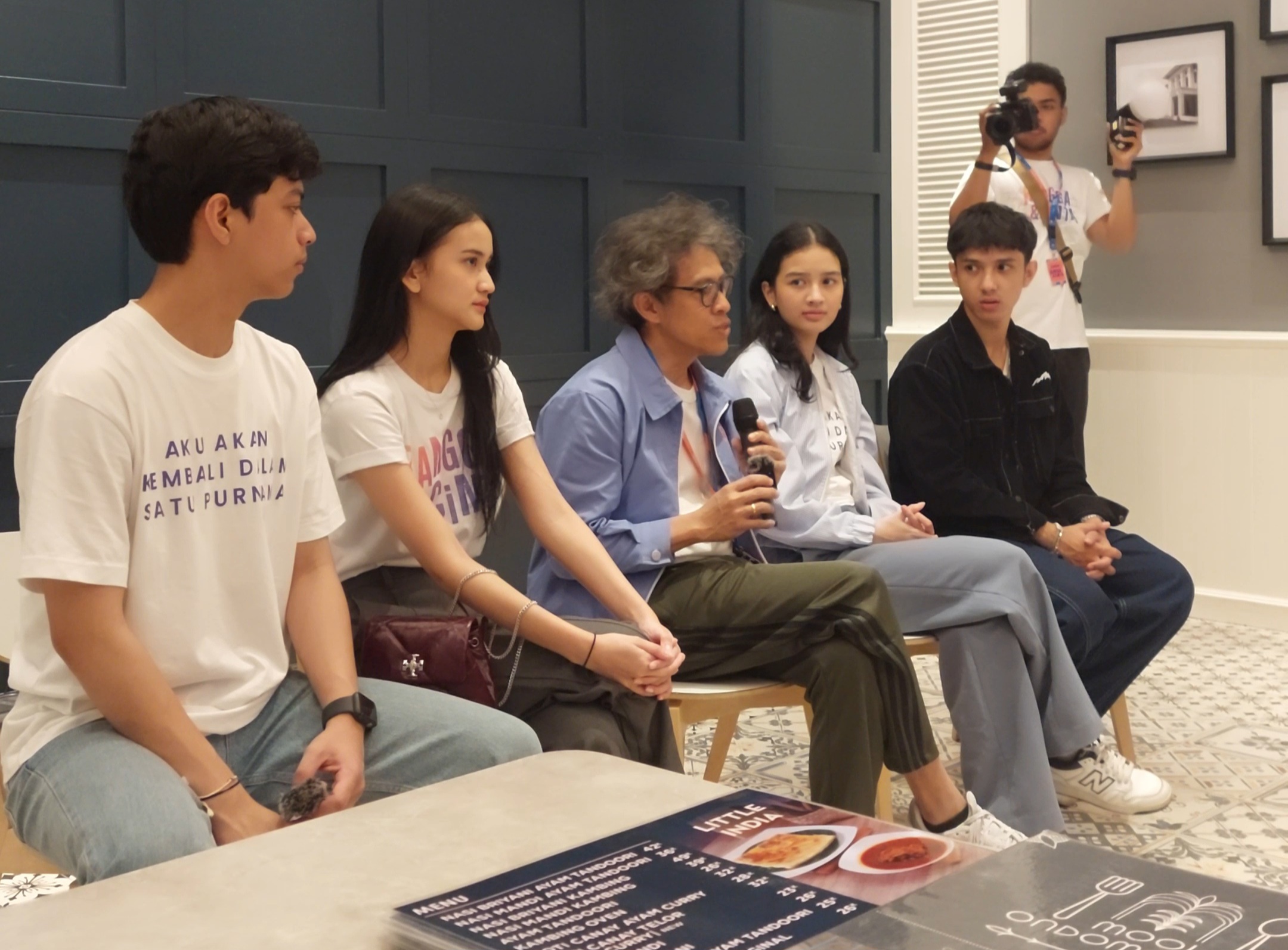 Riri Riza (tengah) bersama para pemeran film 'Rangga dan Cinta'. Foto: Dok. Farah/Nyata 