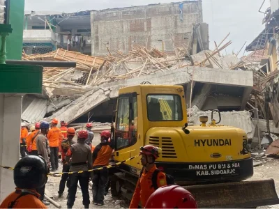 Kondisi bangunan Ponpes Al Khoziny yang ambruk. Foto : Azharul Hakim/Nyata