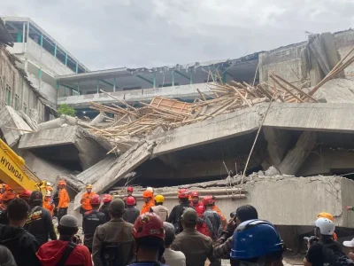 Kondisi bangunan Ponpes Al Khoziny yang ambruk. Foto : Azharul Hakim/Nyata