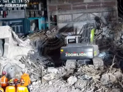Proses evakuasi korban reruntuhan Ponpes Al Khoziny Sidoarjo. Foto : Istimewa