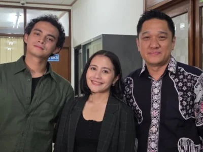 Prilly Latuconsina bersama Omara Esteghlal dan dosen UI. Foto: Dok. Instagram @prillylatuconsina96