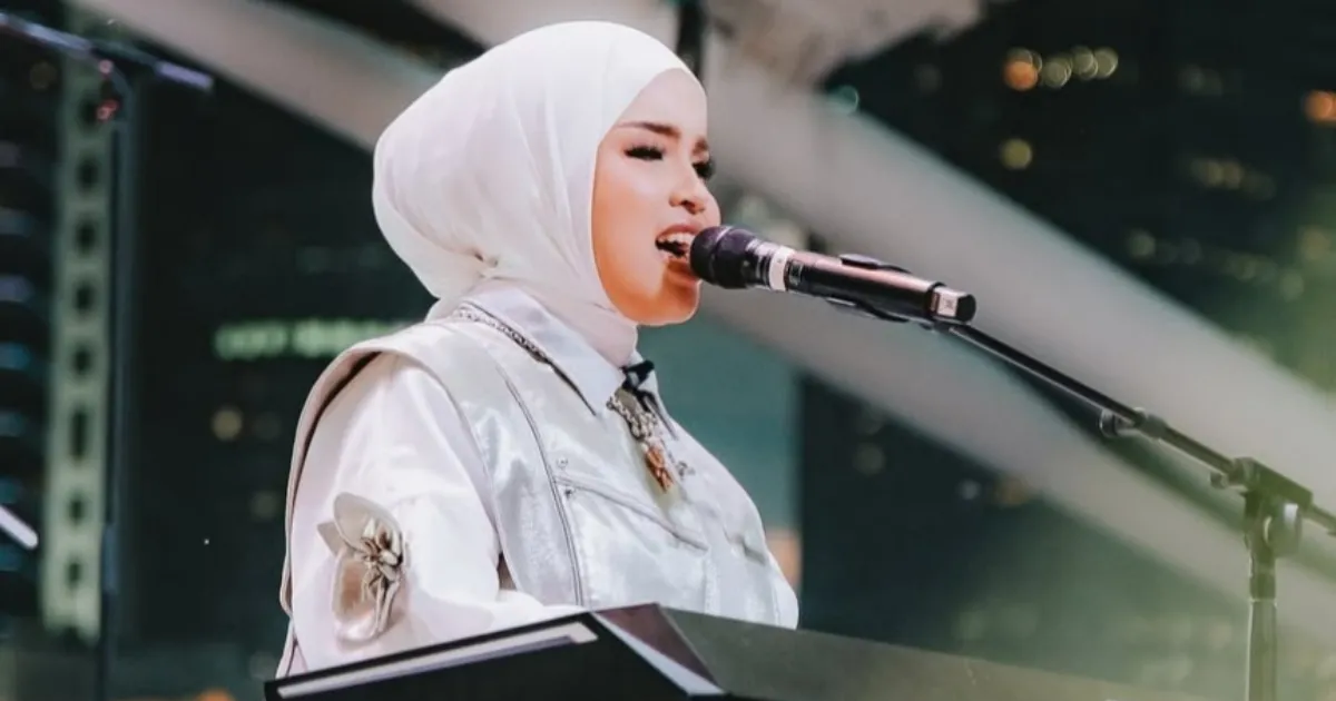 Banjir Pujian, Putri Ariani Cover ‘Golden’ saat Tampil di F1 Singapura