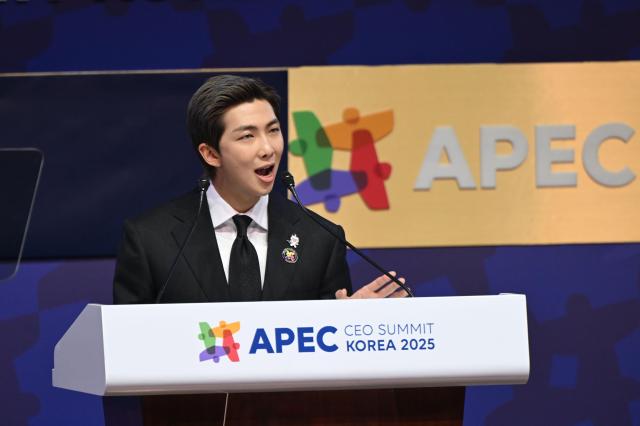 RM BTS saat menjadi pembicara di APEC CEO Summit 2025. Foto: Dok. Yonhap