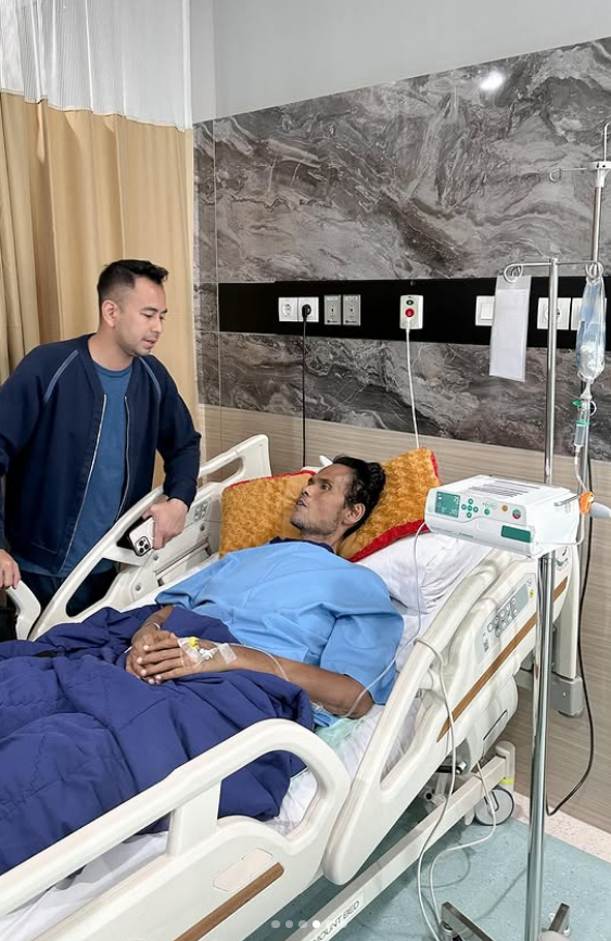 Raffi bersama Fahmi Bo di rumah sakit. Foto: Dok. Instagram @raffinagita1717