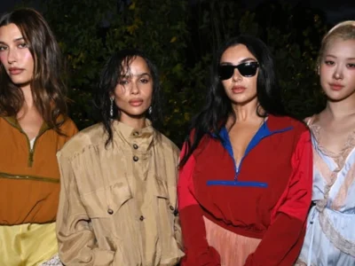 (dari kiri) Hailey Bieber, Zoe Kravitz, Charli XCX, Rose BLACKPINK di Paris Fashion Week 2025. Foto: Dok. WWD