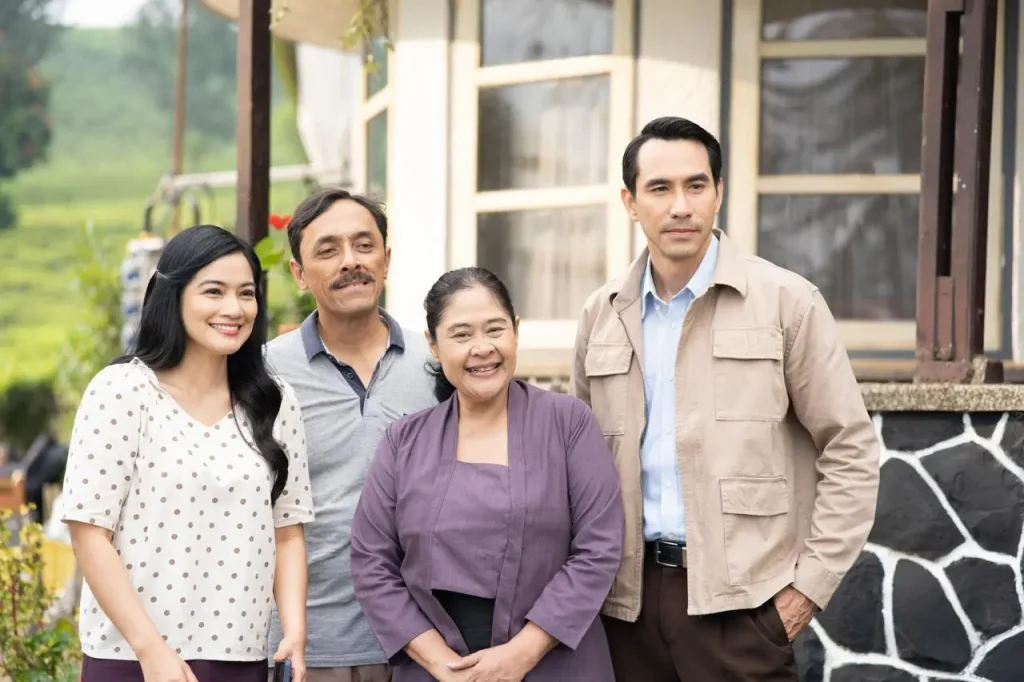 Salah satu adegan Titi Kamal (kiri) di film horor 'Getih Ireng'. (Foto: Dok. Hitmaker Studios)