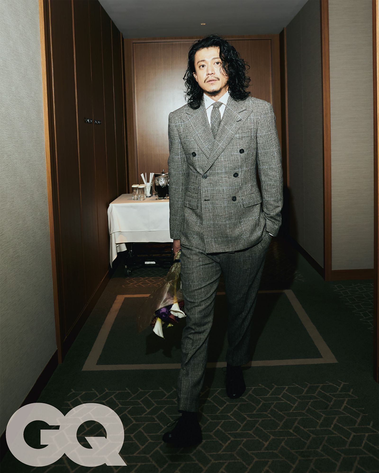 Oguri berambut gondrong. Foto: Dok. GQ Japan