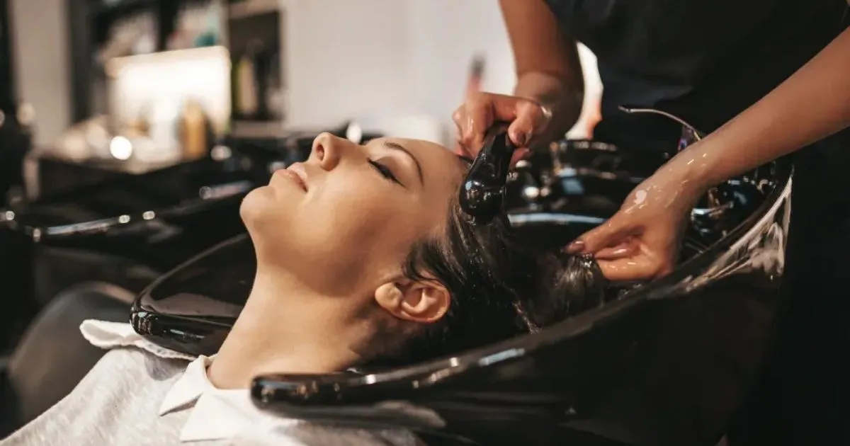 Keramas di Salon Bisa Picu Stroke, Ini Penyebabnya