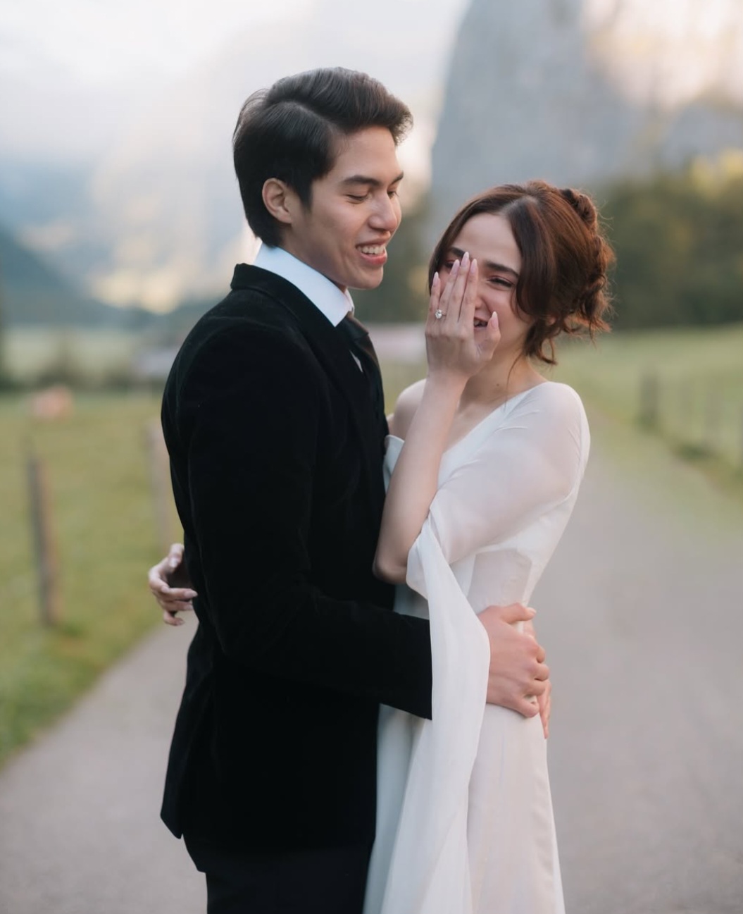 Syifa memamerkan cincin dari El. Foto: Dok. Instagram @syifahadju