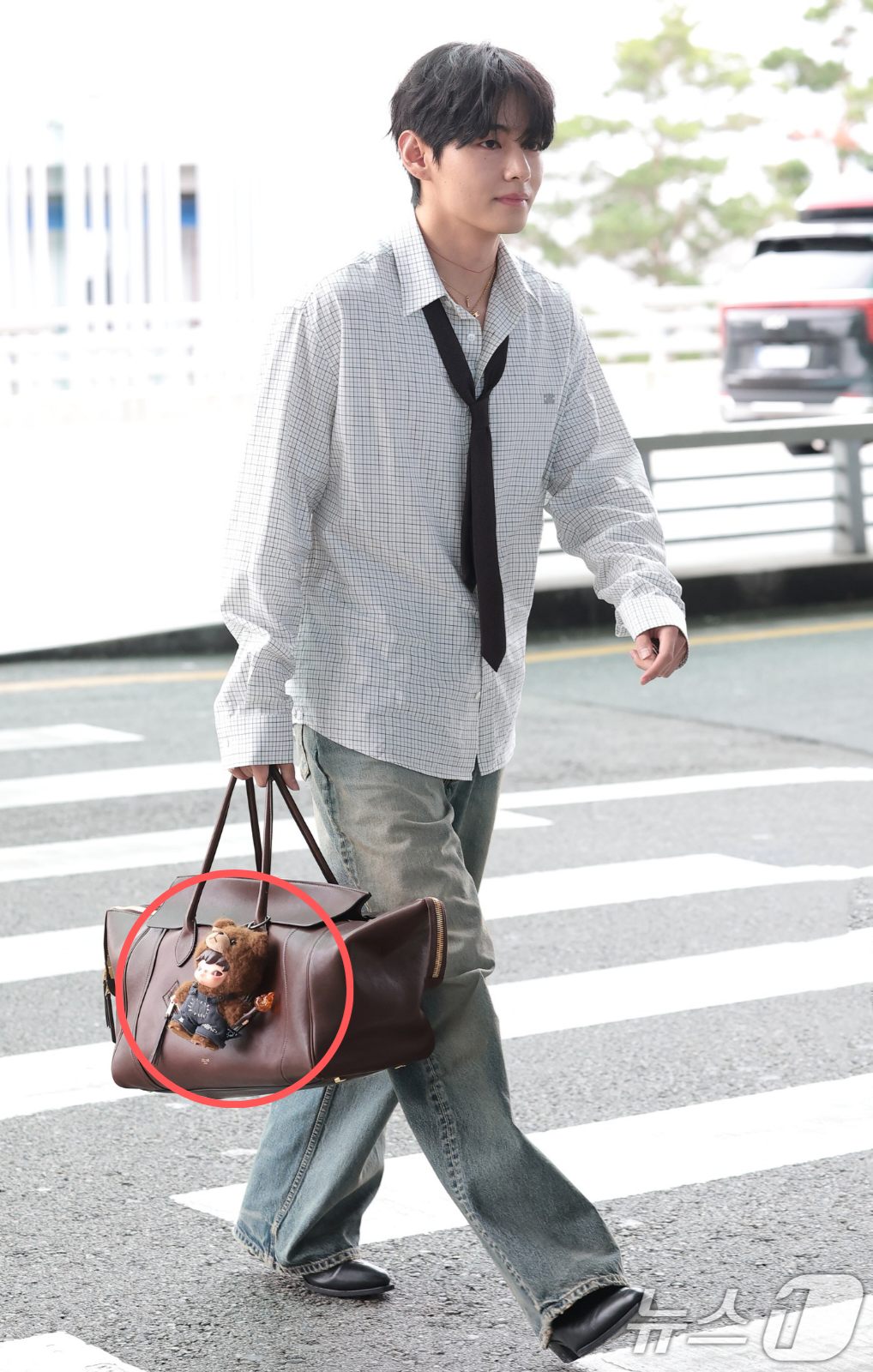 V BTS membawa tas dengan gantungan boneka Hirono. Foto: Dok. News1