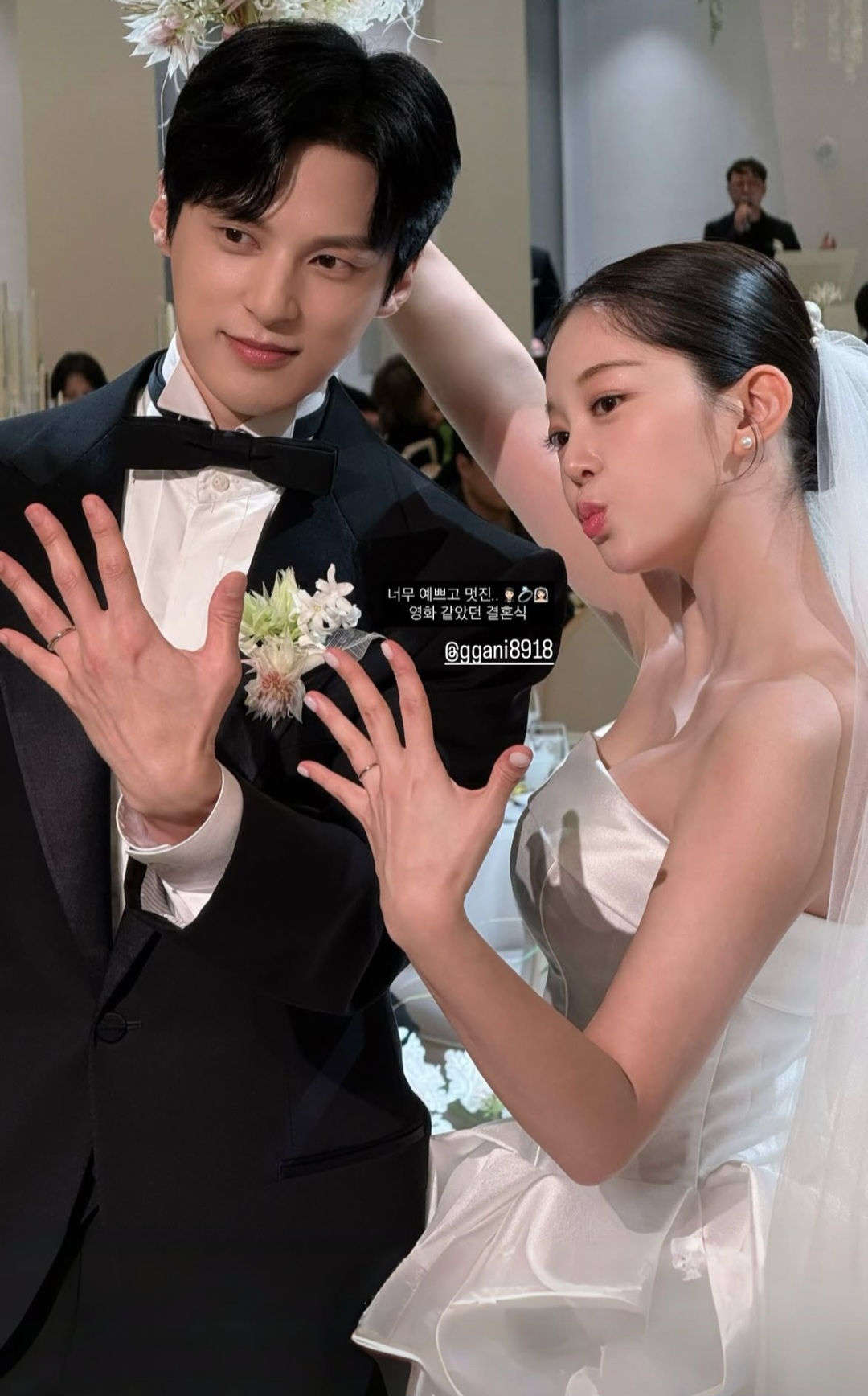 Sun Woo dan Ga Eun pamer cincin nikah. Foto: Dok. Instagram @jung__a