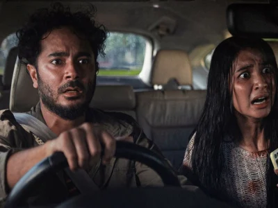 Marthino Lio dan Mikha Tambayong di film ‘Abadi Nan Jaya’ (Foto: Dok. Netflix)