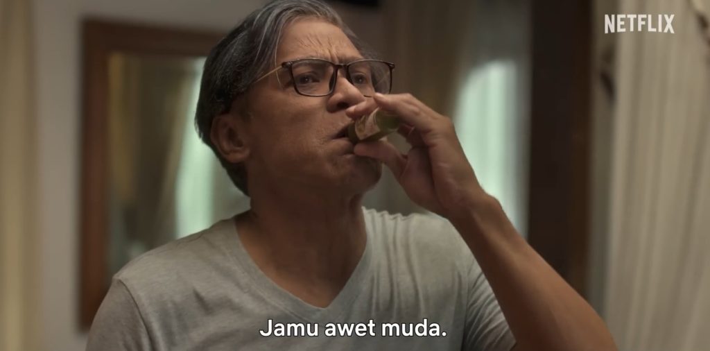 Sadimin saat minum jamu (Foto: Dok. Netflix)