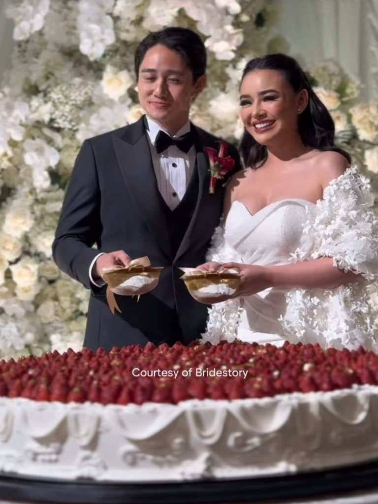 Kenny dan Manda saat potong kue (Foto: Instagram/thebridestory)