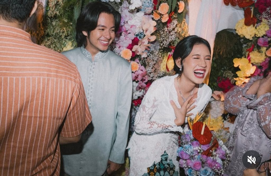 Momen lamaran (Foto: Instagram/angga)