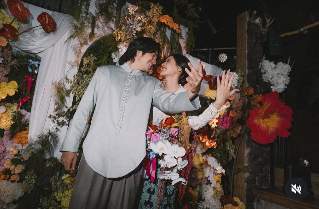 Pamer cincin lamaran (Foto: Instagram/angga)