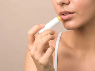 Cara mencerahkan bibir gelap atau hitam (Ilustrasi: Pinterest/StyleCaster)