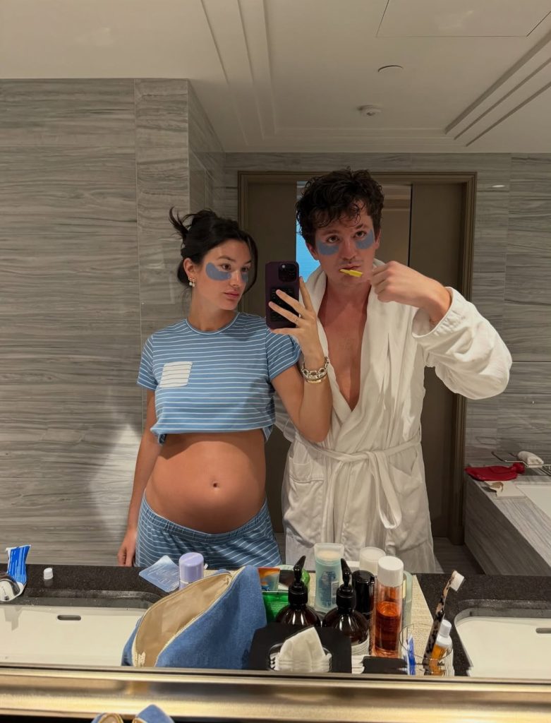 Pamer baby bump (Foto: Instagram/charlieputh)