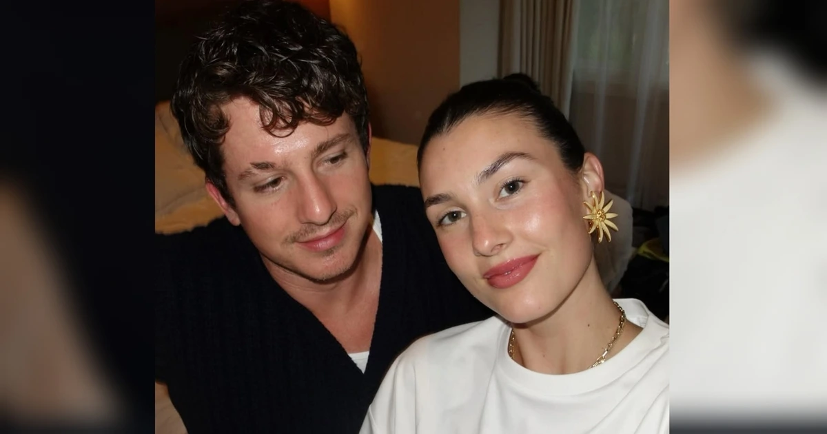 Kali Pertama, Istri Charlie Puth Pamer Baby Bump