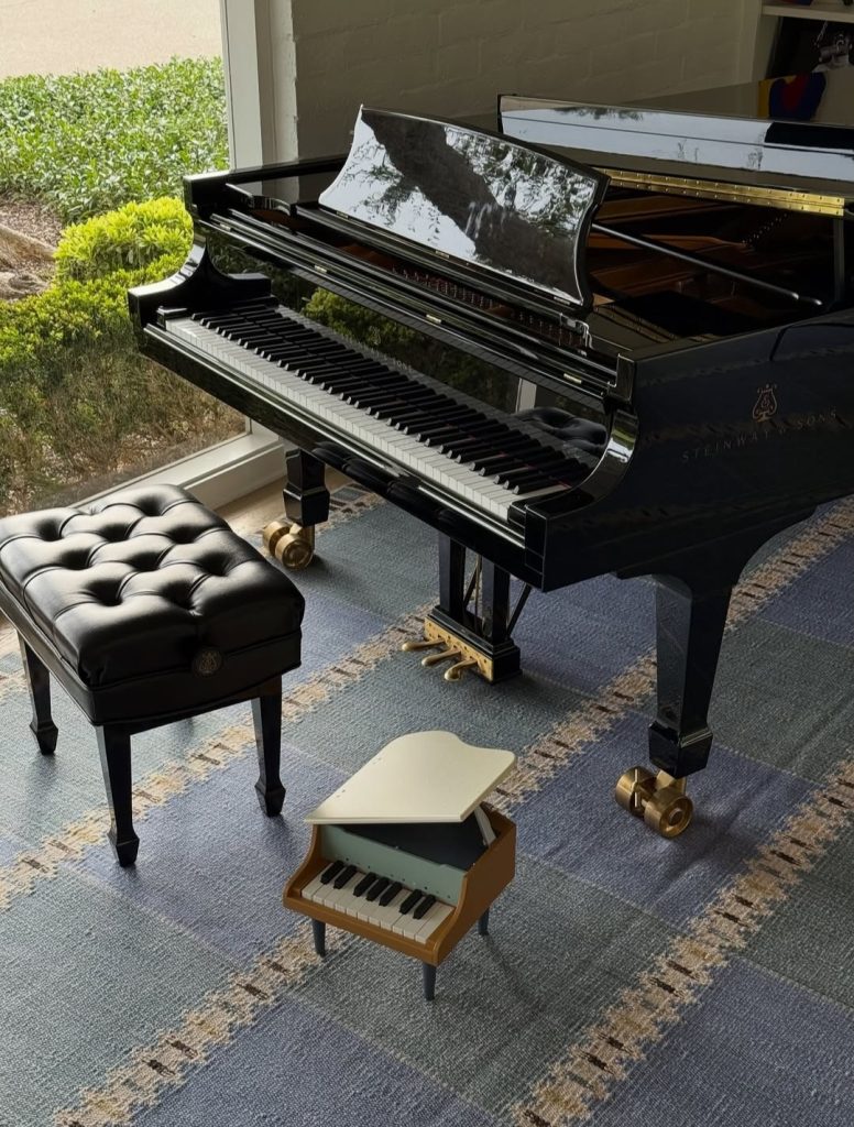 Piano kecil untuk anak (Foto: Instagram/charlieputh)