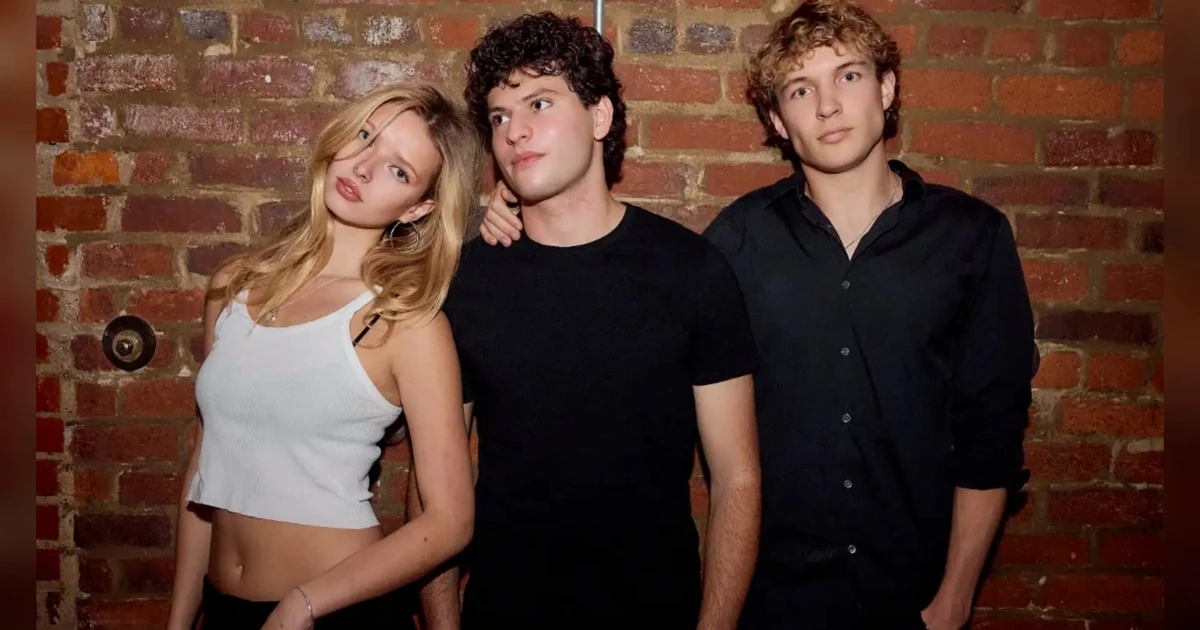 Putri Vokalis Coldplay Chris Martin, Apple Debut Jadi Penyanyi