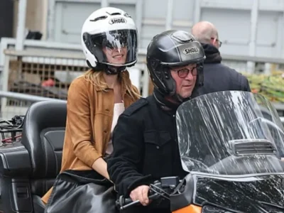 Emma Watson pulang dari Paris Fashion Week naik moge (Foto: GC Images/Neil Mockford)