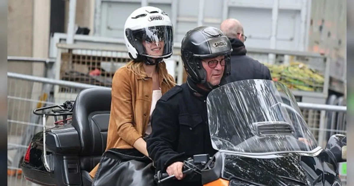 Gaya Emma Watson di Paris Fashion Week, Pulang Naik Moge