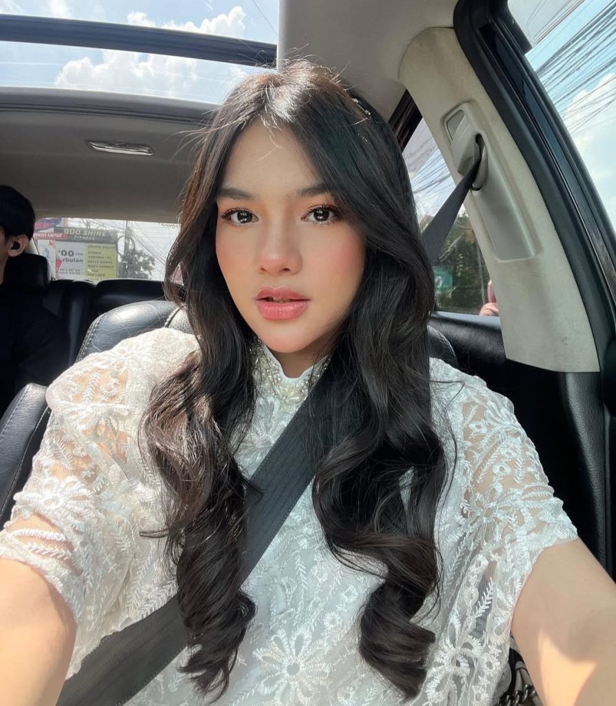 Tampil dengan riasan lembut (Foto: Instagram/davinaakaramoy)
