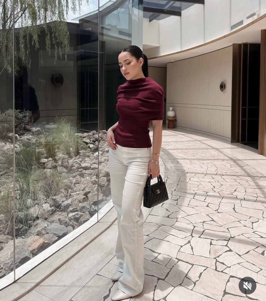 Gaya casual dan elegan (Foto: Instagram/nicoleparham_)